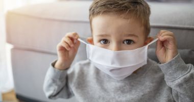 Stire din Actualitate : Copiii până în 12 ani sunt exceptaţi de la măsura carantinării şi obligativităţii prezentării unui test RT-PCR
