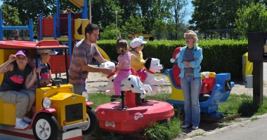Stire din Social : A venit vacanța, să înceapă distracția! Week-end plin în Mamaia și Satul de Vacanță