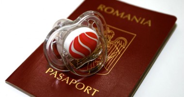 Stire din Eveniment : Plecați cu cei mici peste graniță?  Reguli noi la pașapoartele pentru copii!