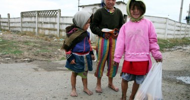 Stire din Social : Prea săraci ca să-și crească copiii