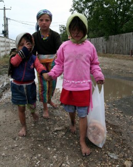Stire din Social : Crescuți de stat pentru că sunt prea săraci