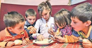Stire din Actualitate : Mai mult de o treime dintre copiii români trăiesc în sărăcie. România ocupă locul trei în topul UE