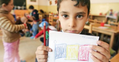 Ca pe vremuri: elevii vor intona imnul la clasă - 2