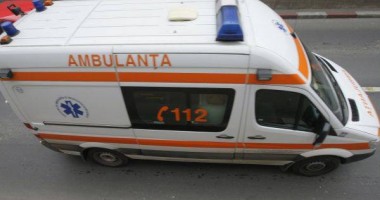 Stire din Eveniment : Copil de 6 ani, la spital cu traumatisme după ce a fost aruncat pe geam de mama sa