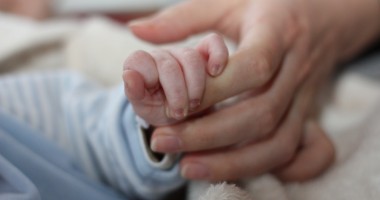 Stire din Eveniment : Bebeluș de două luni, la spital după ce ar fi fost bătut de părinți