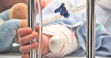 Stire din Eveniment : UPDATE - COPILUL CARE A AJUNS LA SPITAL, DUPĂ CE A FOST STRIVIT DE MOBILĂ, A MURIT