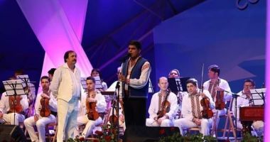 Stire din Social : Cântece de Crăciun cu Elvis, un tânăr dintr-un centru de plasament