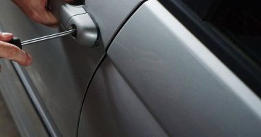 Stire din Actualitate : Un copil de 13 ani a spart șapte mașini în doar 2 ore. Poliția s-a chinuit o săptămână să îl prindă