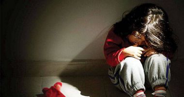 Educatoare ridicată de polițiști după ce ar fi violat trei fetițe