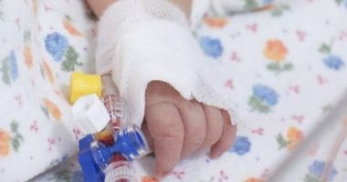Stire din Eveniment : O fetiță de numai două luni a ajuns la spital cu o foarfecă înfiptă în cap