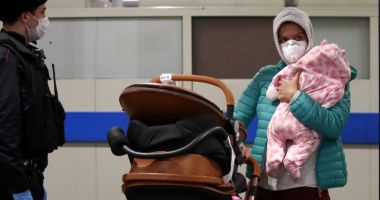 Doi soÈ›i È™i-au abandonat bebeluÈ™ul pe aeroport cÃ¢nd li s-a cerut sÄƒ-i cumpere bilet