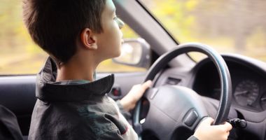 Stire din Eveniment : De necrezut! Copil de șapte ani, filmat de tatăl său în timp ce conduce pe un drum public
