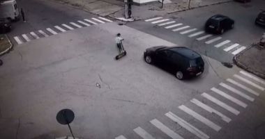 Stire din Eveniment : Copil de zece ani, accidentat grav după ce trotineta electrică pe care se afla a fost lovită de o mașină