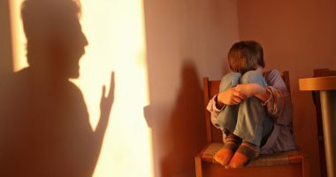Stire din Eveniment : Bărbatul care şi-a legat de masă copilul cu lanţ, cercetat sub control judiciar