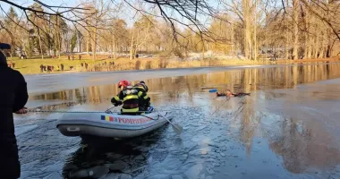 Stire din Eveniment : Intervenție dificilă. Un copil de cinci ani a căzut în apa înghețată a unui lac