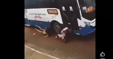 O clipă de neatenție putea avea un final tragic. Un cărucior cu un copil, lovit de un autobuz
