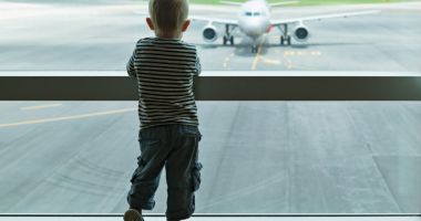 Stire din Actualitate : Copil abandonat în aeroport de propriii părinți. Avea pașaportul expirat, iar ai lui nu au vrut să rateze vacanța