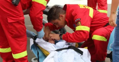 Stire din Eveniment : Clipe de groază pentru o familie. O copilă de doi ani a căzut pe geam