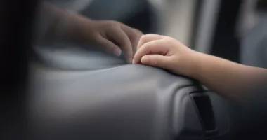 Băiețel de trei ani, mort într-o mașină încinsă după ce s-a urcat singur în autoturism