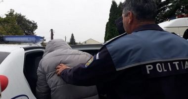 Stire din Eveniment : Reținut pentru că și-a înjunghiat fiul în urma unui scandal. Victima a fost operată de urgență