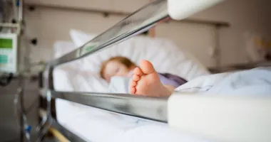 Stire din Eveniment : Clipe de groază. Fetiță de un an și cinci luni, resuscitată după ce s-a înecat cu o alună