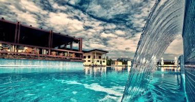 Stire din Actualitate : Și-a ucis fiul vitreg de 2 ani, după ce l-a aruncat de mai multe ori în piscină ca să-l învețe să înoate