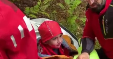 Stire din Social : Un caz care pare un miracol. Băiețelul rătăcit în pădure este acum stabil și se alimentează normal