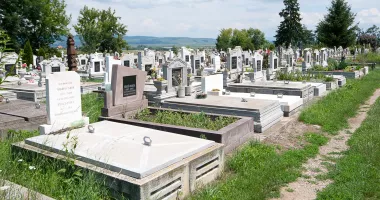 Vizita la mormântul bunicii s-a transformat într-o tragedie. Un copil a murit strivit de o cruce