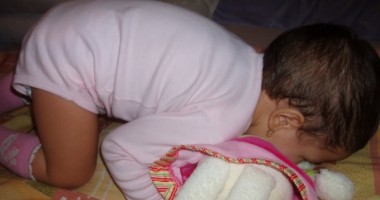 Un copil a murit, iar altul este în comă. Străbunica le-a dat otravă în loc de sirop de tuse