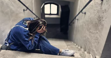 Stire din Eveniment : Copilă de 14 ani, orfană, drogată și forţată să se prostitueze
