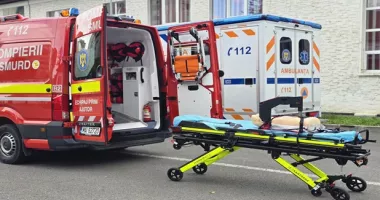 Accident grav în curtea unei case. O fetiță de 2 ani a suferit arsuri după ce a căzut într-un cazan gem fierbinte