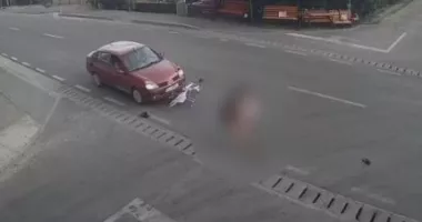 Imagini șocante! O copilă pe bicicletă, spulberată de un șofer aflat sub influența alcoolului