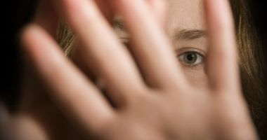 Stire din Eveniment : O tânără ar fi fost agresată sexual de şoferul unui microbuz, pe ruta Murfatlar-Constanța. Poliţia a intrat pe fir