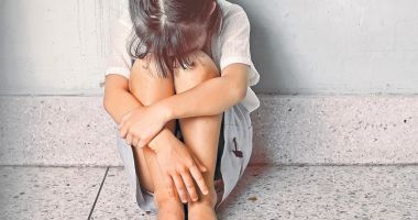 Stire din Eveniment : Bestie cu chip de om! Copilă de 13 ani, lăsată gravidă de tatăl vitreg