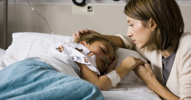 Un copil de patru ani este tratat cu ciocolată pentru a putea trăi