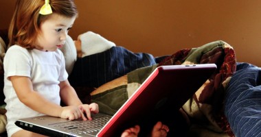 Stire din Diverse : Când și cât îi lăsăm pe cei mici la calculator
