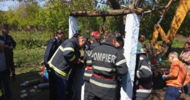 Stire din Eveniment : UPDATE / ALERTĂ. Copil de 5 ani, căzut într-un puț, salvat de pompieri