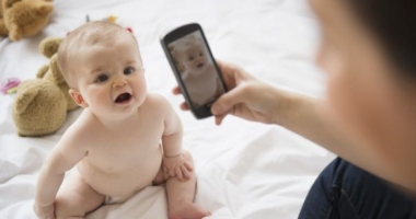 Stire din Social : Amendă sau închisoare pentru părinții care postează poze jenante pe Facebook cu copiii lor