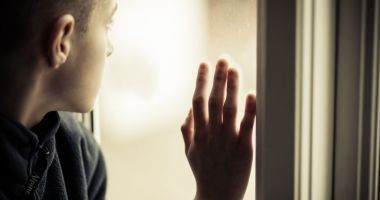 Stire din Actualitate : Doi părinți au fost condamnați după ce și-au hărțuit fiul gay ca să devină heterosexual
