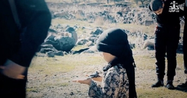Stire din Eveniment : VIDEO ȘOCANT! Un copil de șase ani participă la o decapitare ISIS