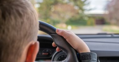 Stire din Eveniment : Bărbat reţinut, după ce i-ar fi încredinţat maşina fiului său, în vârstă de 10 ani