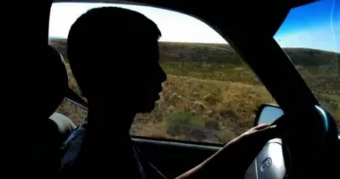Stire din Eveniment : Un tată și-a lăsat fiul de 14 ani să conducă și a fost reținut