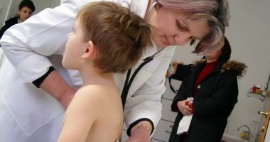 Stire din Social : Adeverințele medicale solicitate de școli, creșe și grădinițe, eliberate gratuit de medicii de familie. Ce precizări face CNAS