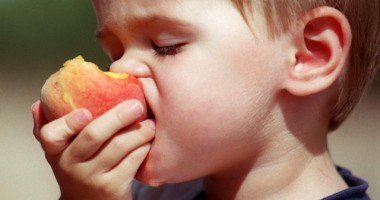 Stire din Sănătate : Cum îi afectează pe copii pesticidele din legume și fructe