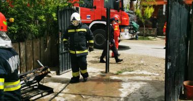 COPIL RĂNIT ÎNTR-UN INCENDIU ÎN CONSTANȚA! Pompierii se luptă cu flăcările - 2