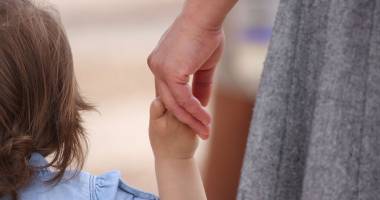 Stire din Eveniment : Asistentă beată, chiar înainte de a le face injecții copiilor