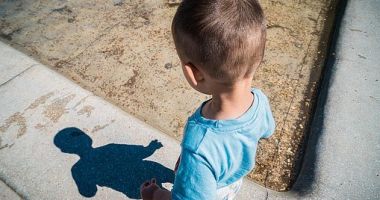 Stire din Eveniment : Un copil de doi ani, găsit de un trecător pe Drumul Naţional 15. Se plimba singur!