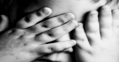 Stire din Actualitate : Un băiat de 9 ani a fost vândut pedofililor chiar de mama sa. Un nou caz șocant