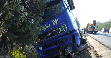 Un TIR s-a răsturnat în șanț, la intrarea în Agigea  GALERIE FOTO - 2