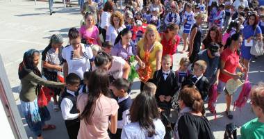 Stire din Politică-Administrație : "Cora România" încurajează educația în rândul copiilor din școlile de la sate